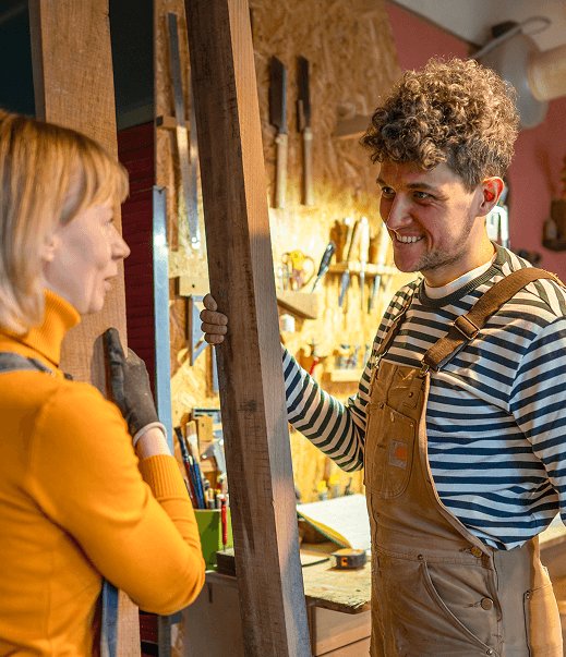 Werkzoekende en begeleider in gesprek op de werkvloer